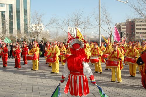 酒泉市2011年元宵節(jié)社火匯演期間，部分社火隊(duì)來公司拜年