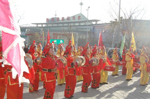 酒泉市2011年元宵節(jié)社火匯演期間，部分社火隊(duì)來公司拜年