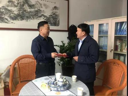 敦煌種業(yè)領(lǐng)導看望慰問公司老干部、老黨員及困難黨員職工