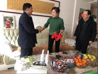 敦煌種業(yè)領(lǐng)導看望慰問公司老干部、老黨員及困難黨員職工