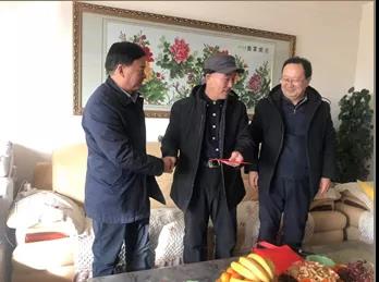 敦煌種業(yè)領(lǐng)導看望慰問公司老干部、老黨員及困難黨員職工