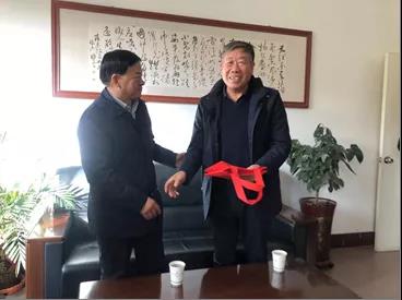 敦煌種業(yè)領(lǐng)導看望慰問公司老干部、老黨員及困難黨員職工
