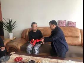 敦煌種業(yè)領(lǐng)導看望慰問公司老干部、老黨員及困難黨員職工