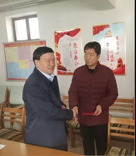 敦煌種業(yè)領(lǐng)導看望慰問公司老干部、老黨員及困難黨員職工