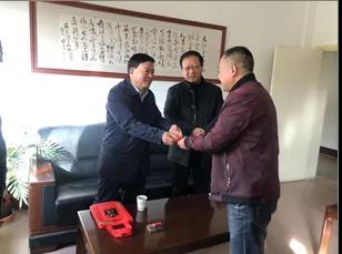 敦煌種業(yè)領(lǐng)導看望慰問公司老干部、老黨員及困難黨員職工