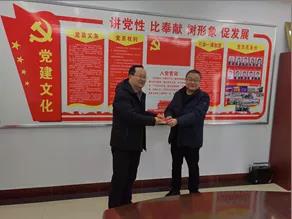 敦煌種業(yè)領(lǐng)導看望慰問公司老干部、老黨員及困難黨員職工