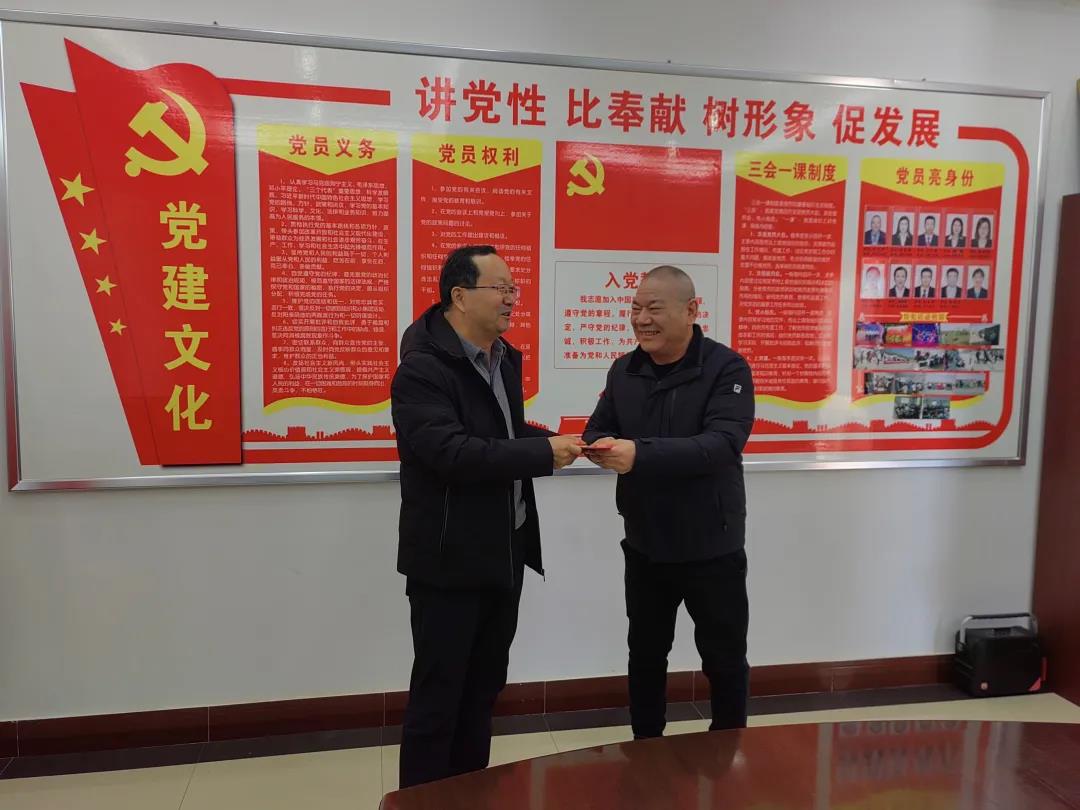 敦煌種業(yè)領(lǐng)導看望慰問公司老干部、老黨員及困難黨員職工